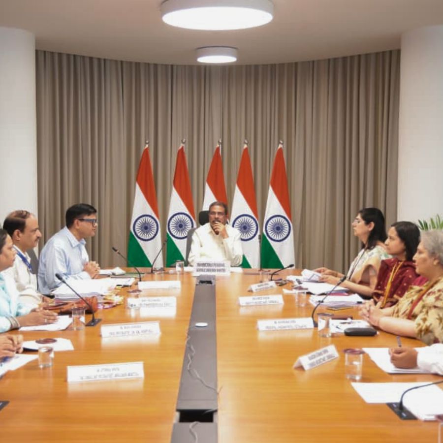 নীতির খসড়া নিয়ে পর্যালোচনার বৈঠকে কেন্দ্রীয় শিক্ষামন্ত্রী ধর্মেন্দ্র প্রধান।
