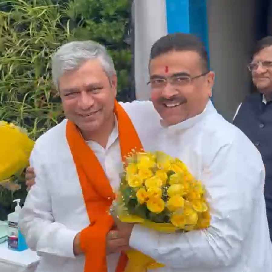 (বাঁ দিকে) রেলমন্ত্রী অশ্বিনী বৈষ্ণব। মুখ্যমন্ত্রী শুভেন্দু অধিকারী (ডান দিকে)।
