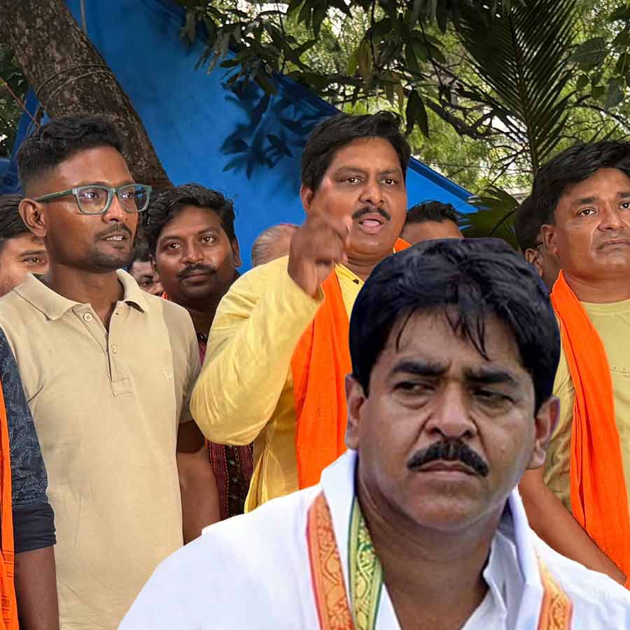প্রাক্তন তৃণমূল বিধায়ক শওকত মোল্লার বিরুদ্ধে আদালত চত্বরে বিক্ষোভ।