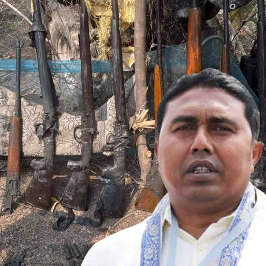 সন্দেশখালিতে পুকুর থেকে উদ্ধার অস্ত্র।