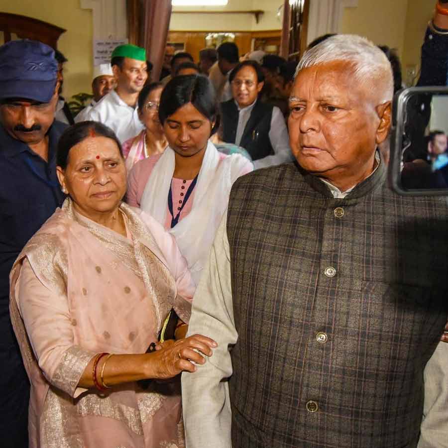 রাবড়ি দেবী এবং লালুপ্রসাদ যাদবের ‘জ়েড প্লাস’ নিরাপত্তা সম্প্রতি প্রত্যাহার করা হয়েছে।