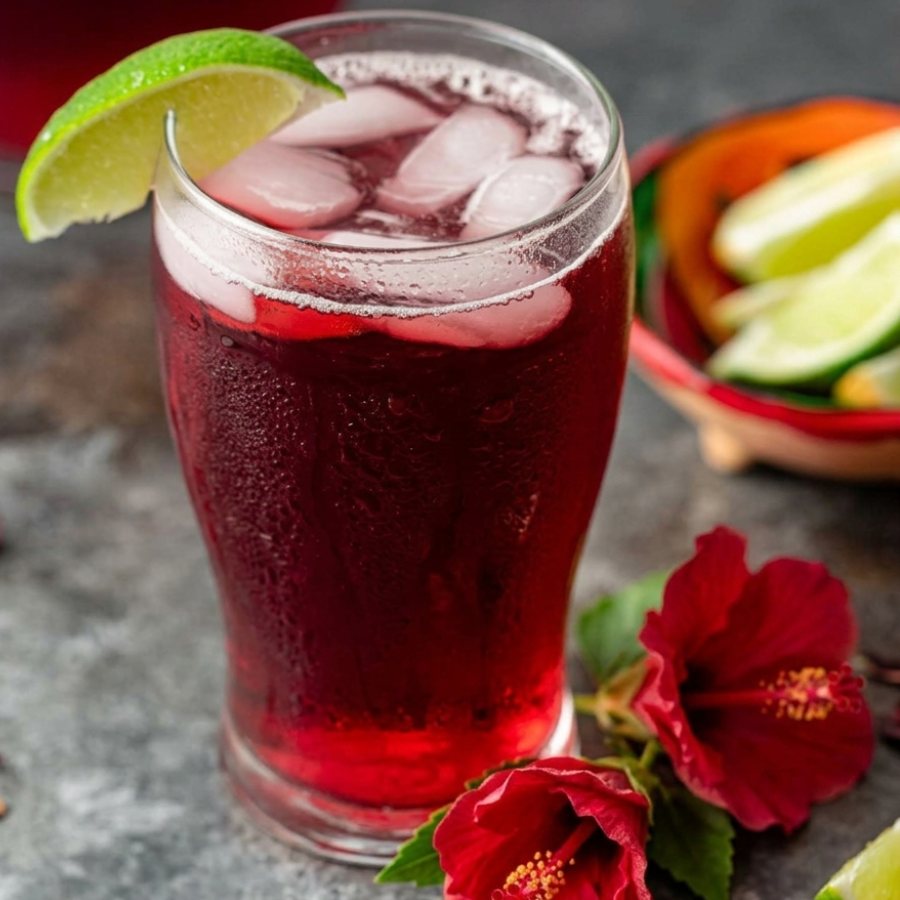 জবাফুলের স্বাদে ভরা ঠান্ডা পানীয়।