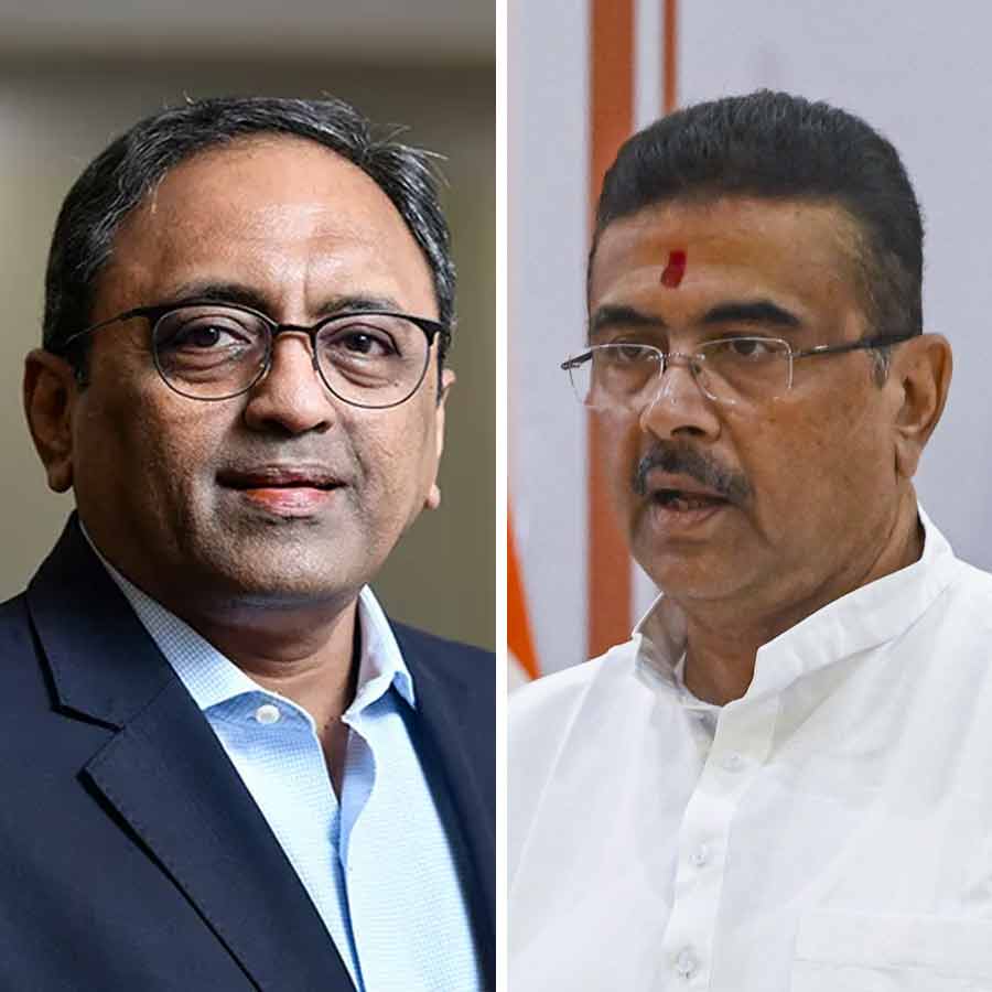(বাঁ দিকে) এল অ্যান্ড টি-র চেয়ারম্যান এস এন সুব্রহ্মণ্যম এবং মুখ্যমন্ত্রী শুভেন্দু অধিকারী (ডান দিকে)।