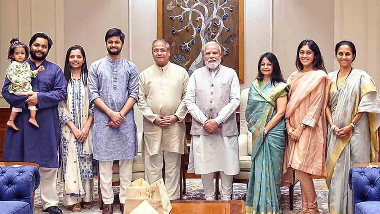 স্মরণীয়: নরেন্দ্র মোদীকে বিয়ের নিমন্ত্রণ করতে হাজির সুপ্রিয়া-সহ দুই পরিবার।