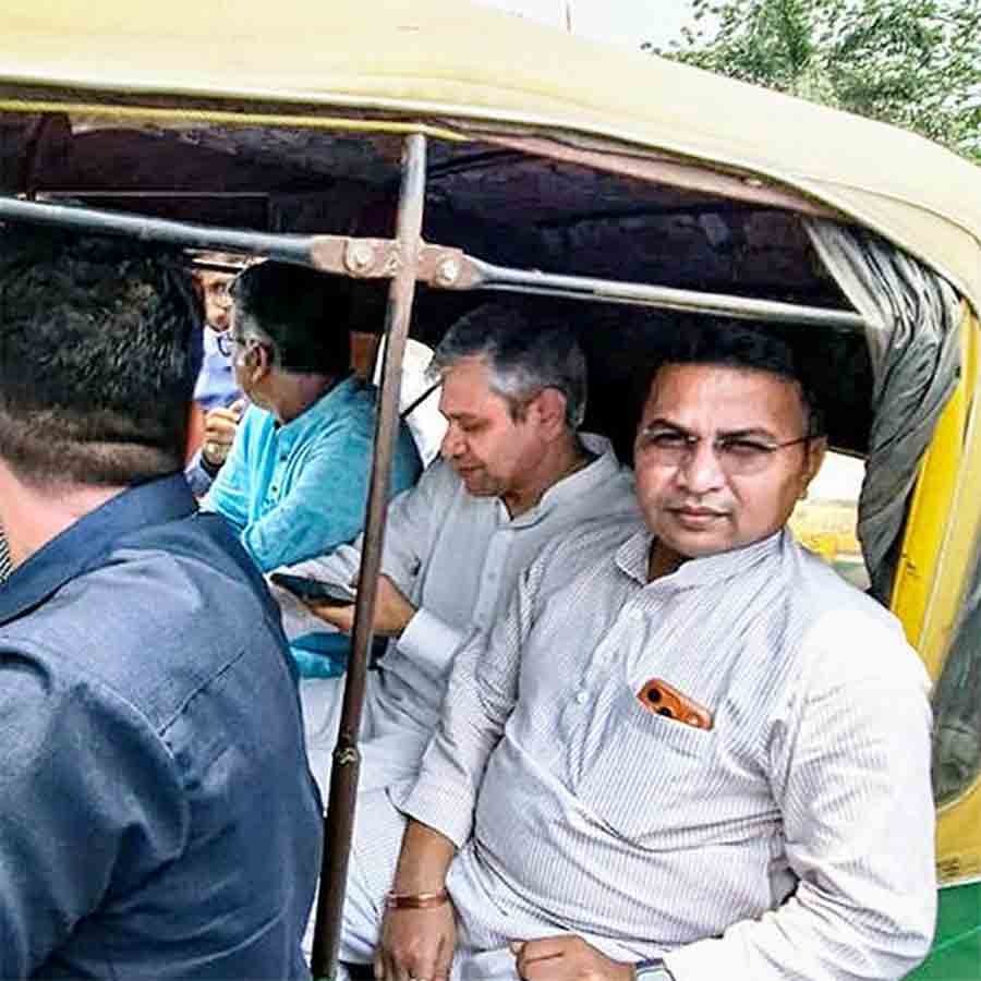 শহরে অটোয় সফর রেলমন্ত্রী অশ্বিনী বৈষ্ণবের (মাঝখানে)।