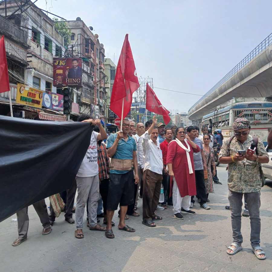 রেলমন্ত্রী অশ্বিনী বৈষ্ণবের যাত্রাপথে সিটুর বিক্ষোভ। পুনর্বাসন ছাড়া হকার উচ্ছেদের প্রতিবাদে।