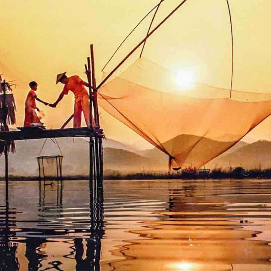 দর্শনীয়: ইনলের মাছ-শিকারিরা এই অভিনব প্রথায় মাছ-শিকারের ঐতিহ্য বাঁচিয়ে রেখেছে