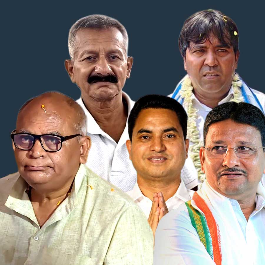 (বাঁ দিক থেকে) চন্দ্রনাথ সিংহ, রাজেন্দ্রপ্রসাদ সিংহ, মোশারফ হোসেন, বিধান মাঝি, কাজল শেখ।