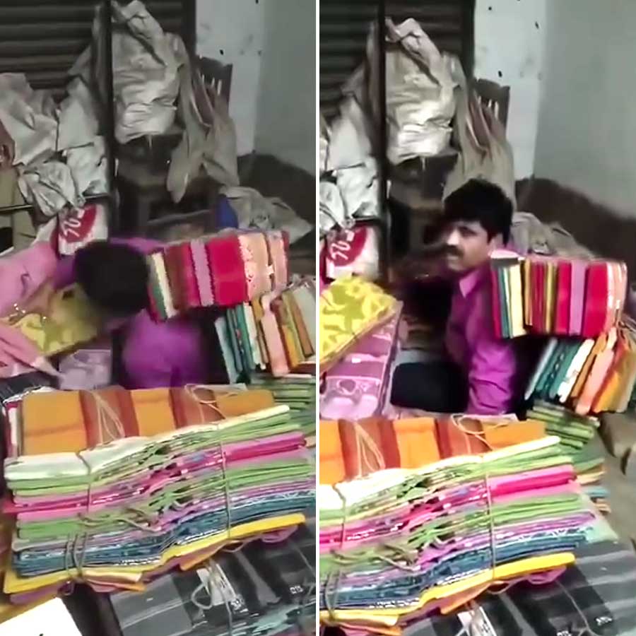 হাওড়ায় শাড়ির স্তূপ সরিয়ে বার করা হচ্ছে তৃণমূল নেতাকে।