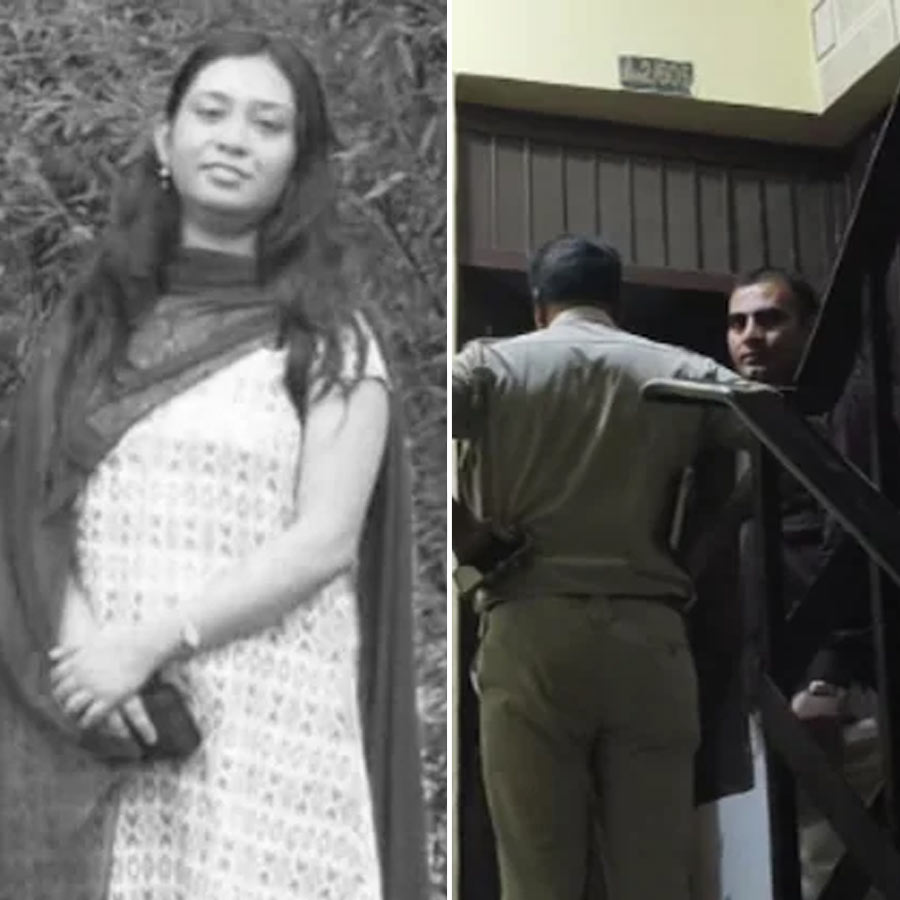 (বাঁ দিকে) দিল্লি বিশ্ববিদ্যালয়ের অধ্যাপিকা দেবস্মিতা পাল। দিল্লির ফ্ল্যাটে তল্লাশি পুলিশের (ডান দিকে)।