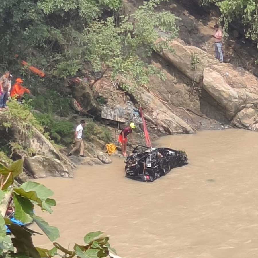 তিস্তা থেকে তোলা হচ্ছে সেই গাড়ি।
