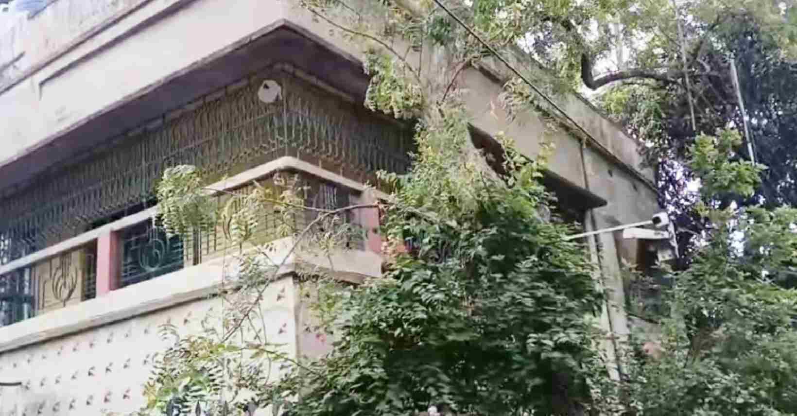 বর্ধমান শহরের বাদামতলা এলাকায় দেবস্মিতা পালের দাদুর বাড়ি। এই বাড়ি থেকেই অভিযুক্তদের গ্রেফতার করা হয়।