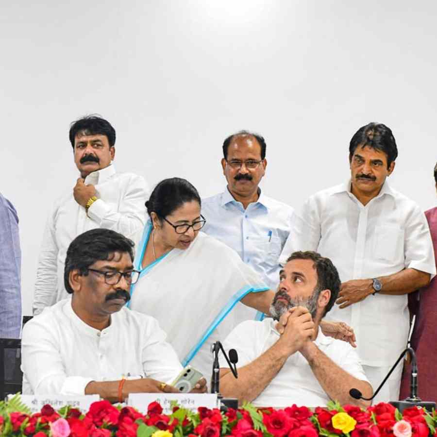 রাহুল গান্ধীর সঙ্গে কথা বলছেন মমতা বন্দ্যোপাধ্যায়। বাঁ দিকে বসে আছেন হেমন্ত সোরেন এবং ডান দিকে মল্লিকার্জুন খড়্গে।