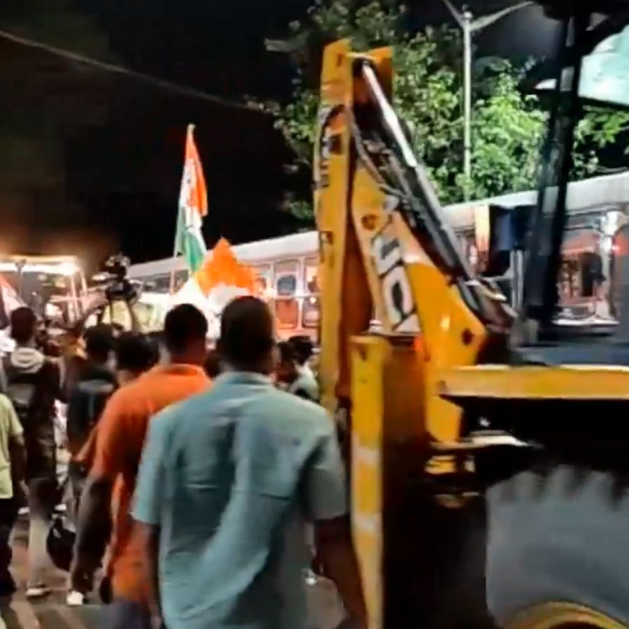 রবিবার রাতে হকার উচ্ছেদের আশঙ্কায় উত্তেজনা যাদবপুর স্টেশনে।