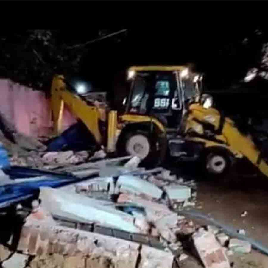 রবিবার রাতে হকার উচ্ছেদের আশঙ্কায় উত্তেজনা যাদবপুর স্টেশনে।