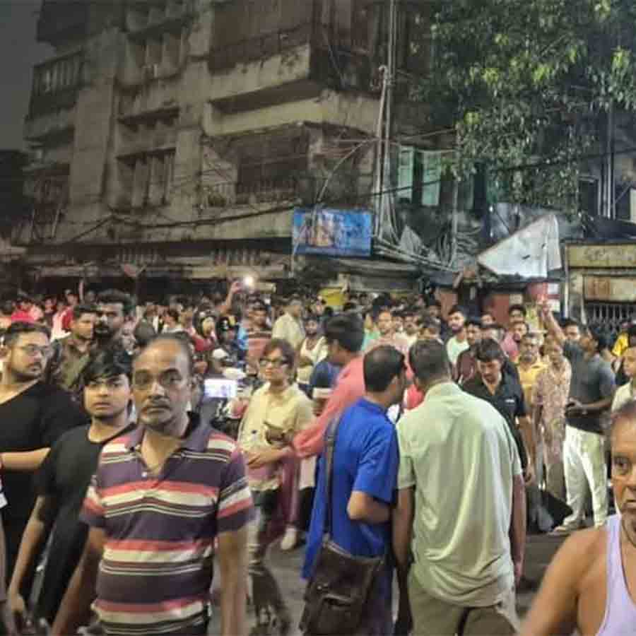 এলাকায় জমায়েত।
