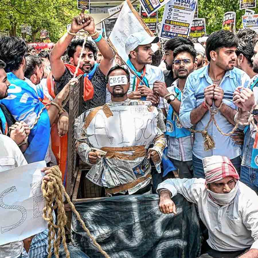 বিক্ষুব্ধ: সিবিএসই-র কম্পিউটার-নির্ভর মূল্যায়ন ব্যবস্থার বিরুদ্ধে প্রতিবাদে শামিল জাতীয় ছাত্র সংগঠনের সদস্যরা, নয়া দিল্লি, ৩০ মে।