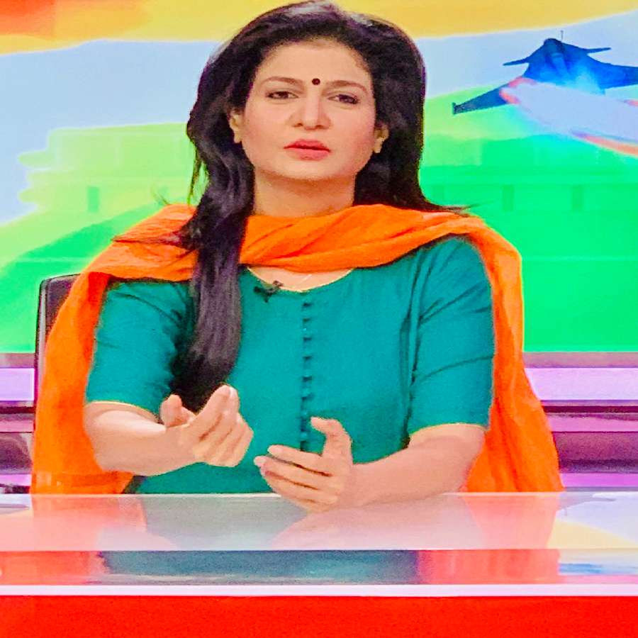 ২০২৬ সালের ২৯ মে ওই খ্যাতনামী মহিলা সাংবাদিক একটি বিতর্কসভা সঞ্চালনা করার পর এই বিবাদের সূত্রপাত হয়। আলোচনা চলাকালীন তিনি অনলাইন ‘স্টার টিচার’দের ক্রমবর্ধমান প্রভাব নিয়ে এবং শিক্ষার ক্রমবর্ধমান বাণিজ্যিকীকরণ নিয়ে উদ্বেগ প্রকাশ করেন। সাংবাদিকের দাবি, তিনি নির্দিষ্ট কাউকে লক্ষ্য করে ব্যক্তিগত আক্রমণ চালাননি।