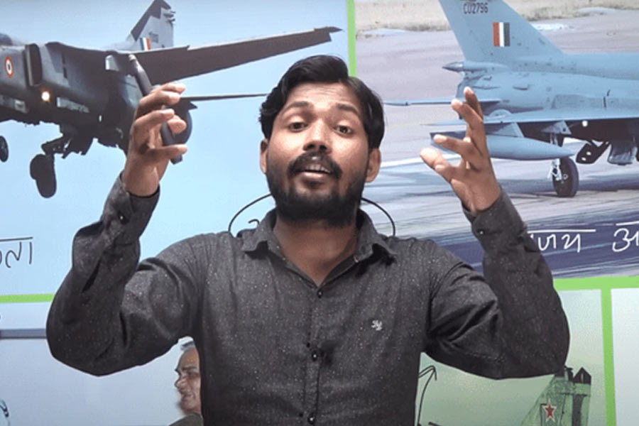 খান স্যর সম্পর্কে তাঁর প্রতিবেশীরাও ক্ষুব্ধ। তাঁর প্রতিবেশী ধর্মেন্দ্রের অভিযোগ, গ্রামের রাস্তার একটি অংশ নিয়ে বিবাদ ছিল। খান স্যর চাপ সৃষ্টি করে এবং ক্ষমতার অপব্যবহার করে বাসিন্দাদের হয়রান করেছেন দীর্ঘ দিন। অভিযোগ, ধর্মেন্দ্রের বাড়ির দেওয়াল জোর করে ভেঙে ফেলা হয়েছিল। এই ধরনের জবরদস্তি তাঁর স্বভাবের মধ্যেই রয়েছে বলে দাবি করেছেন গ্রামের একাধিক বাসিন্দা।