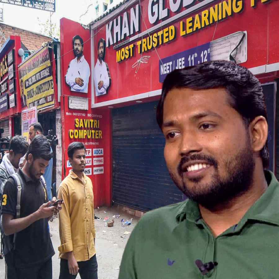 মঙ্গলবার ২ জুন রাতে গুলি চালানোর ঘটনায় প্রথমে খান স্যরের দাবি ছিল যে, তাঁর কোচিং সেন্টারের বাইরে গুলি চালানো হয়েছে। কোচিং সেন্টারের বাইরে কমপক্ষে ১০ রাউন্ড গুলি চলেছে বলে অভিযোগ ওঠে। পরে সেই বক্তব্য থেকে সরে আসেন তিনি। সংবাদমাধ্যমে মুখ খুলে তিনি জানান, রাতে পরিস্থিতি এতটাই উত্তপ্ত ছিল যে তিনি স্পষ্ট ভাবে কিছু বুঝতে পারেননি।