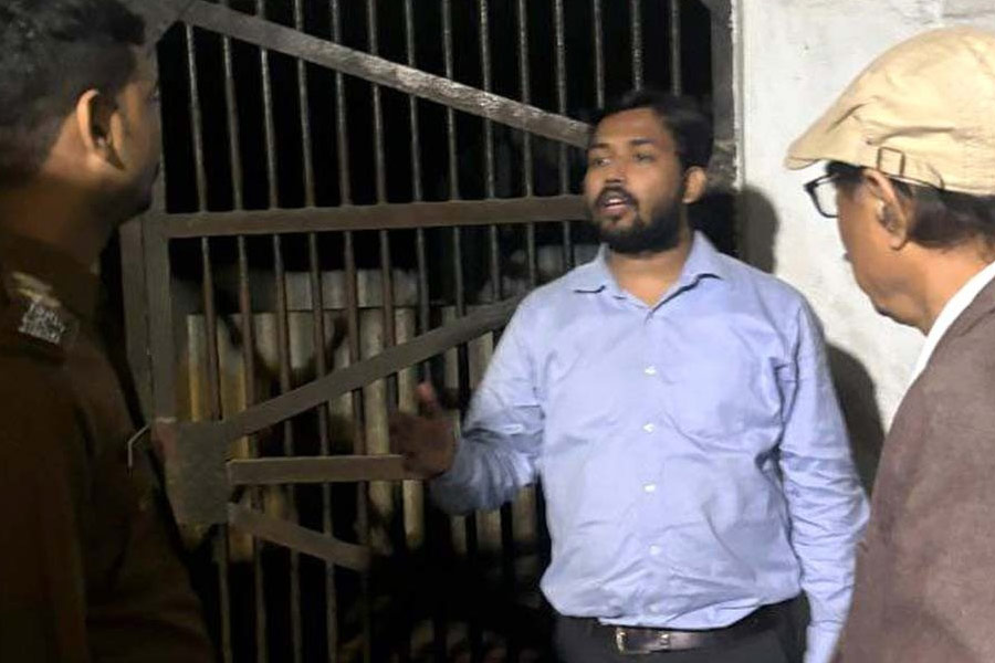 এফআইআর দায়ের হতে এবং আইনি প্রক্রিয়ার মধ্যেই খান স্যরের আদালতে পৌঁছোনোর খবরে চাঞ্চল্য ছড়ায় আদালত চত্বরে। তিনি আদালতে আত্মসমর্পণ করতে পারেন এই নিয়ে গুঞ্জন ছড়ায়। শনিবার তাঁর আইনজীবী অরবিন্দ কুমার মাহুয়ার জানান, আগাম জামিনের আবেদন দাখিলের সময়সীমা শেষ হয়ে গিয়েছে। আইন অনুযায়ী সোমবার আবেদনটি দাখিল করা হবে। খান স্যর আত্মসমর্পণ করবেন না বলেও জানিয়েছেন তাঁর আইনজীবী।