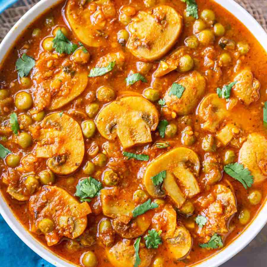 আলু-মটর দিয়ে মাশরুমের ডালনা