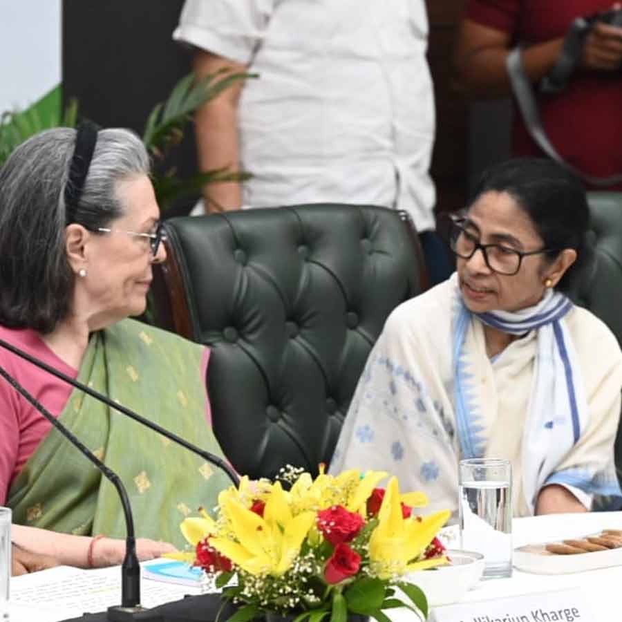 (বাঁ দিকে) সনিয়া গান্ধী এবং মমতা বন্দ্যোপাধ্যায় (ডান দিকে)। সোমবার দিল্লিতে বিরোধী জোট ‘ইন্ডিয়া’-র বৈঠকে।