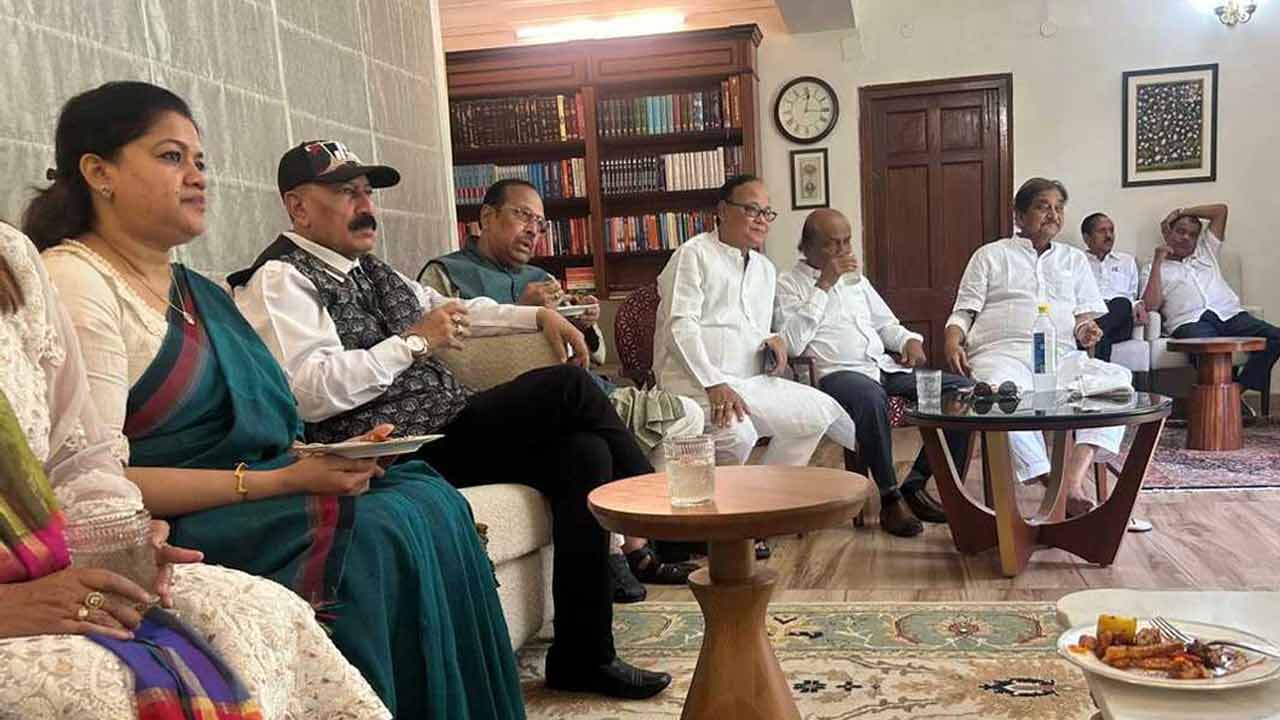 দিল্লির গোপনস্থানে বৈঠকে তৃণমূল সাংসদেরা। (বাঁ দিক থেকে) শর্মিলা সরকার, প্রসূন বন্দ্যোপাধ্যায়, সুখেন্দুশেখর রায়, জগদীশ চন্দ্র বসুনিয়া, কালীপদ সোরেন, অরূপ চক্রবর্তী, অসিত মাল।