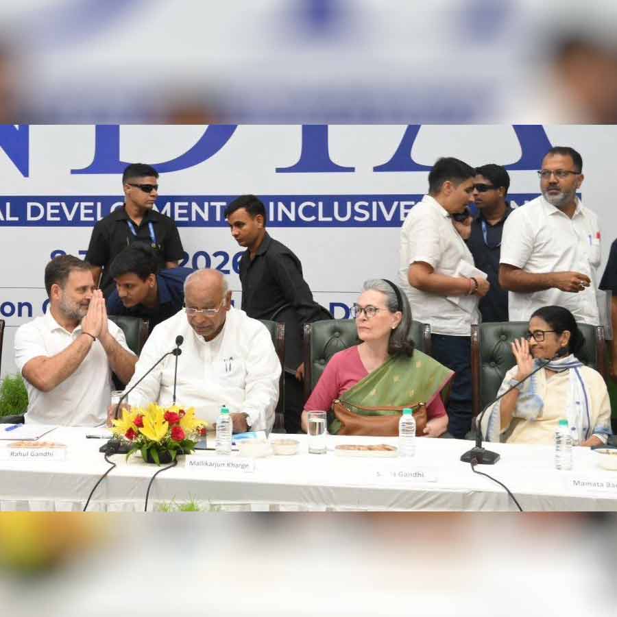 (বাঁ দিক থেকে) সনিয়া গান্ধী, মল্লিকার্জুন খড়্গে, সনিয়া গান্ধী এবং মমতা বন্দ্যোপাধ্যায়। সোমবার দিল্লিতে বিরোধী জোট ‘ইন্ডিয়া’-র বৈঠকে।