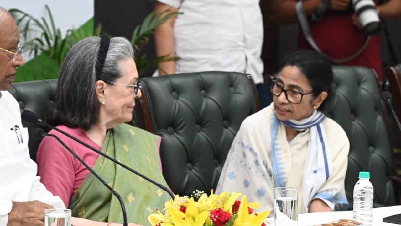 ‘ইন্ডিয়া’র বৈঠকে সনিয়া গান্ধীর সঙ্গে মমতা বন্দ্যোপাধ্যায়। 