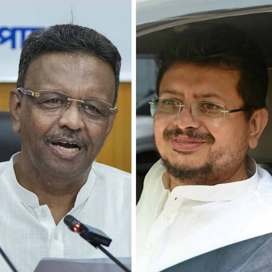 (বাঁ দিকে) ফিরহাদ হাকিম এবং ঋতব্রত বন্দ্যোপাধ্যায় (ডান দিকে)।