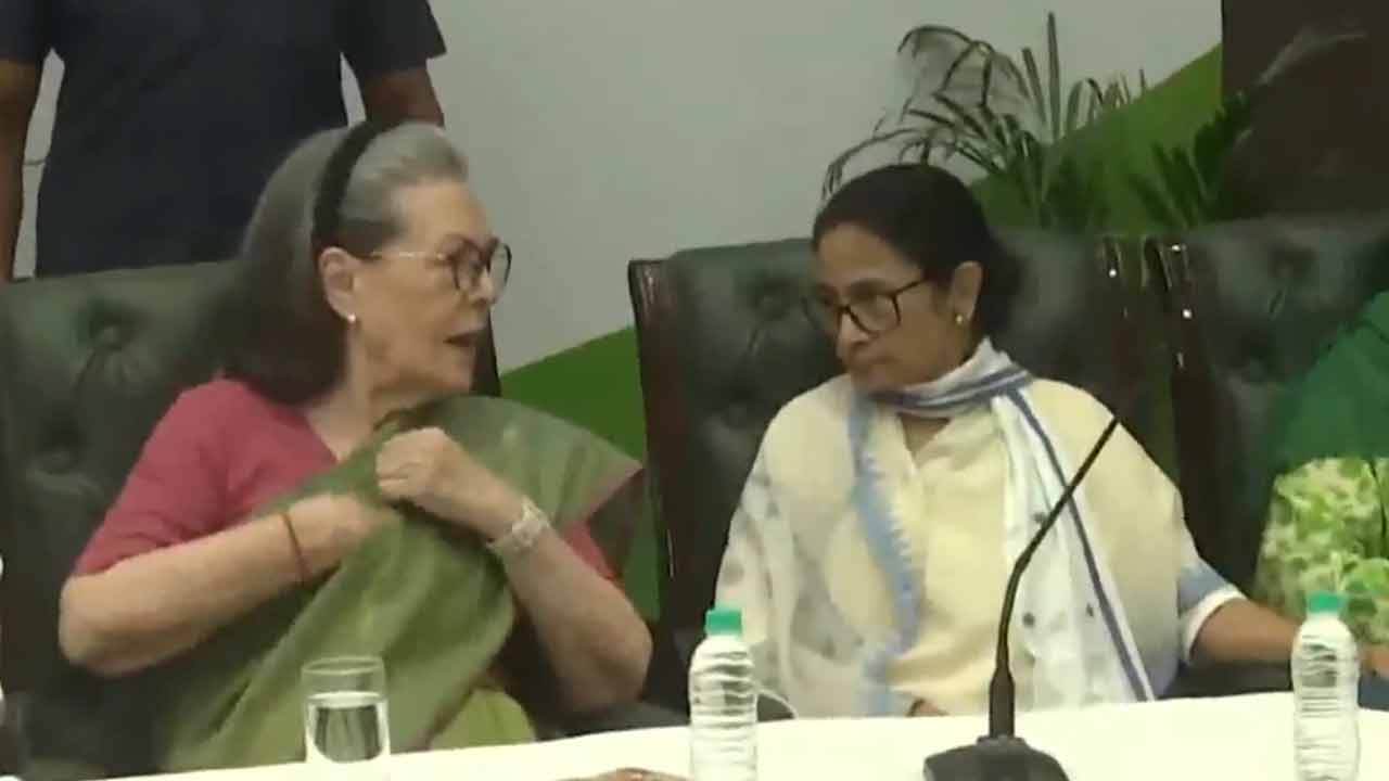(বাঁ দিকে) সনিয়া গান্ধী এবং মমতা বন্দ্যোপাধ্যায় (ডান দিকে)। সোমবার দিল্লিতে বিরোধী জোট ‘ইন্ডিয়া’-র বৈঠকে।