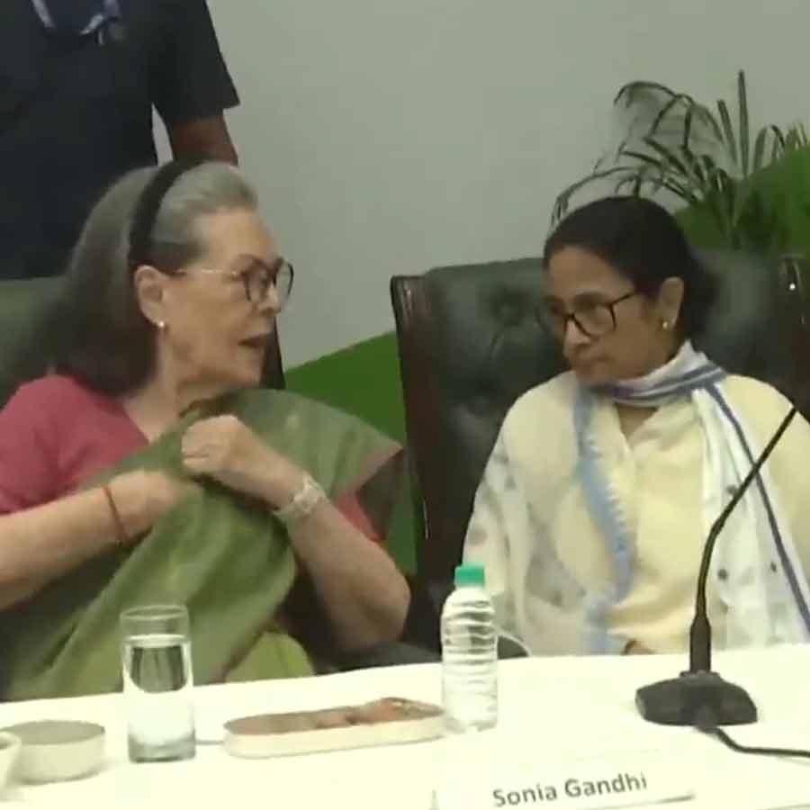 (বাঁ দিকে) সনিয়া গান্ধী এবং মমতা বন্দ্যোপাধ্যায় (ডান দিকে)। সোমবার দিল্লিতে বিরোধী জোট ‘ইন্ডিয়া’-র বৈঠকে।