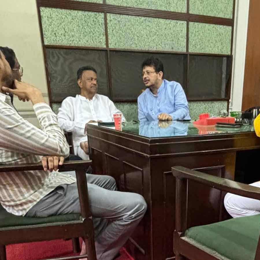 Firhad Hakim met with LoP of West Bengal assembly Ritabrata Banerjee on monday dgtl