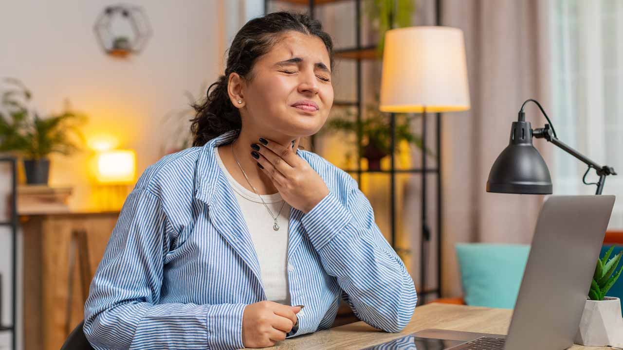 গরমেও গলা ব্যথা হচ্ছে, গলার খুশখুশানি ভাব কমাতে কোন পন্থা কাজে আসবে?