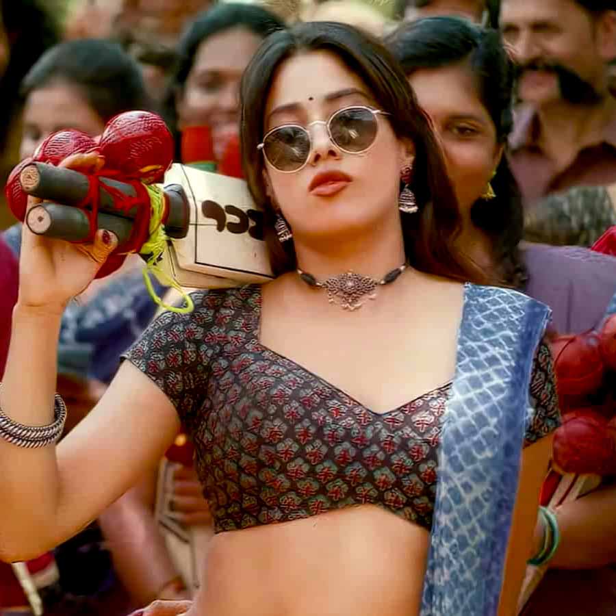 জাহ্নবী আগামী দিনে আর দক্ষিণের ছবিতে অভিনয় করবেন কি না, তা নিয়েও এ বার প্রশ্ন উঠেছে। কারণ, এক জায়গায় তিনি বলেছেন, দক্ষিণের ছবিতে এ ভাবেই মহিলাদের তুলে ধরা হয়। তবে জাহ্নবী প্রথম নয়। এর আগেও দক্ষিণের চলচ্চিত্রজগৎ নিয়ে এমন অভিযোগ এনেছেন অন্য অভিনেত্রীরাও। মহিলাদের শরীরসর্বস্ব করে তোলার গতানুগতিক স্রোতের শিকারও হয়েছেন অনেকে। ক্যামেরার যৌন-উদ্দেশ্যমূলক দৃষ্টিকোণ এবং নারীদের সীমিত অভিনয়ের জায়গা— এই বিষয়গুলি নিয়ে মুখ খুলেছেন আরও অনেকে। 