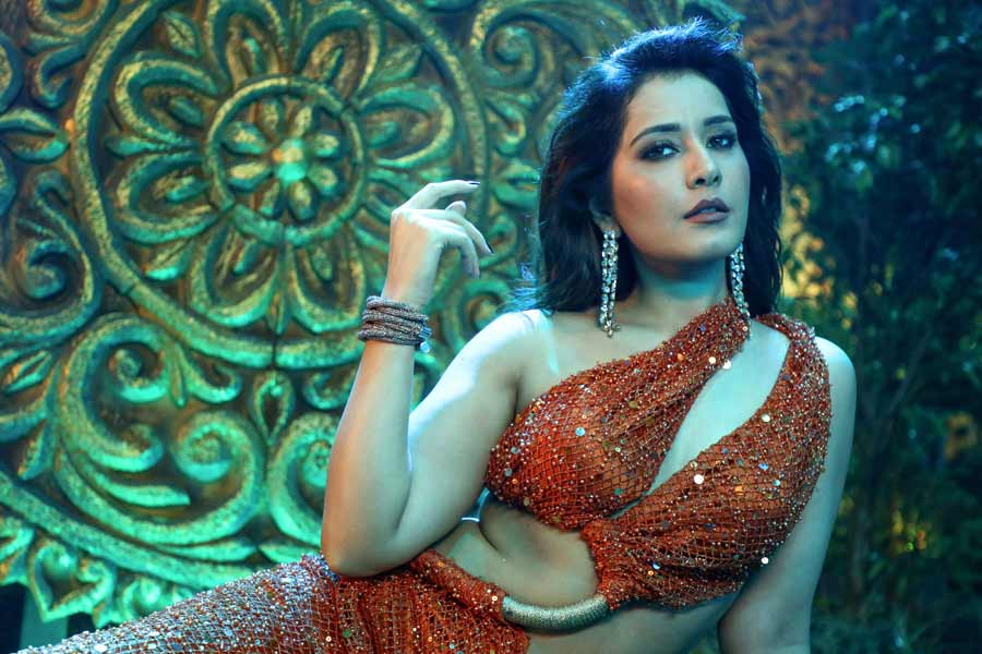 রাশি খন্না: তিনি দক্ষিণী চলচ্চিত্র জগতের লিঙ্গবৈষম্য ও ‘অবজেক্টিফিকেশন’ নিয়ে কথা বলেছেন একাধিক বার। তাঁর মতে, অনেক সময়ে অভিনেত্রীদের প্রতিভার বদলে তাঁদের চেহারা বা গ্ল্যামারের ভিত্তিতে বিচার করা হয়। এই ধরনের মানসিকতার বিরুদ্ধে নারীদের নিজের অবস্থান স্পষ্ট করতে হয়। বড় বাজেটের থেকেও তাই ছবিতে চরিত্রের গুরুত্ব বুঝে কাজ করেন, জানিয়েছিলেন রাশি।