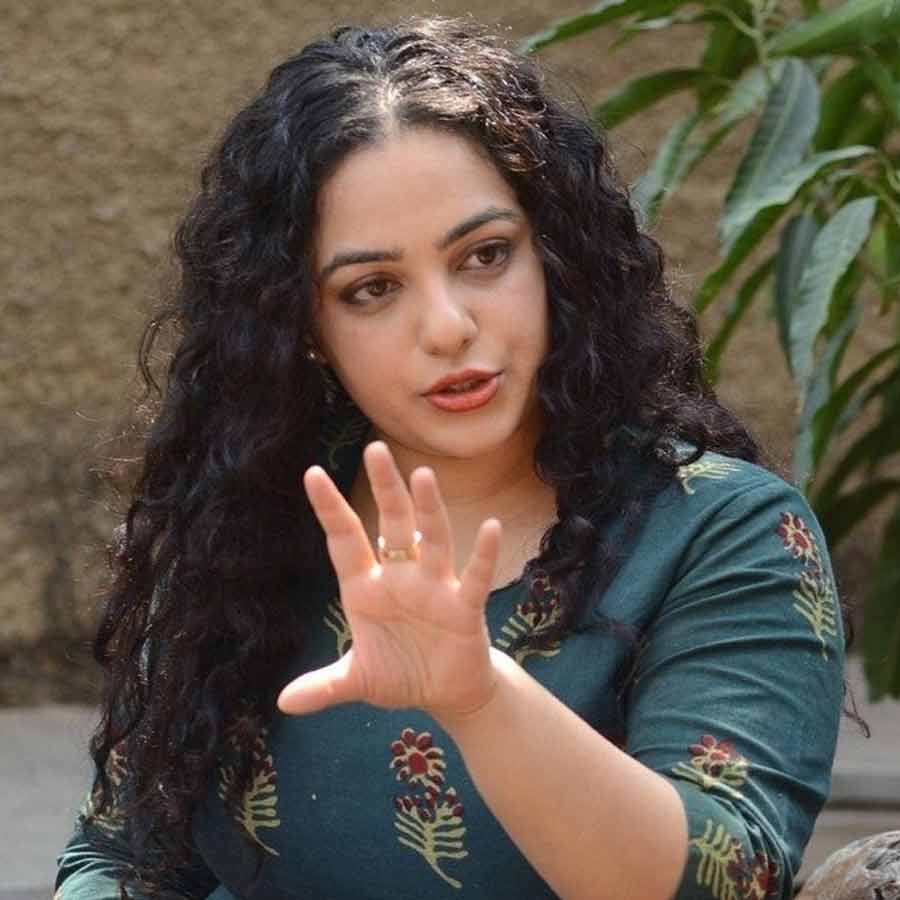 নিত্যা মেনেন: জাহ্নবীর বিষয়টি নিয়েও সম্প্রতি কথা বলেছেন নিত্যা। তাঁর মতে, এই সমস্যা শুধু দক্ষিণী চলচ্চিত্রে সীমাবদ্ধ নয়, তবে এটি বাস্তব একটি সমস্যা। তিনি মনে করেন, অভিনেত্রীদের নিজেদের সীমারেখা নির্ধারণ করা উচিত। প্রয়োজনে দৃঢ় ভাবে আপত্তি জানানোর পরামর্শও দিয়েছেন নিত্যা।