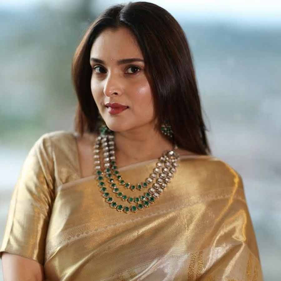 রম্যা: অভিনেত্রীদের যে ভাবে যৌনতার মোড়কে তুলে ধরা হয়, তার বিরুদ্ধে সরব হয়েছিলেন দক্ষিণী অভিনেত্রী। পর্দায় নারীদের আরও সম্মানজনক ভাবে তুলে ধরার দাবি জানিয়েছিলেন তিনি।