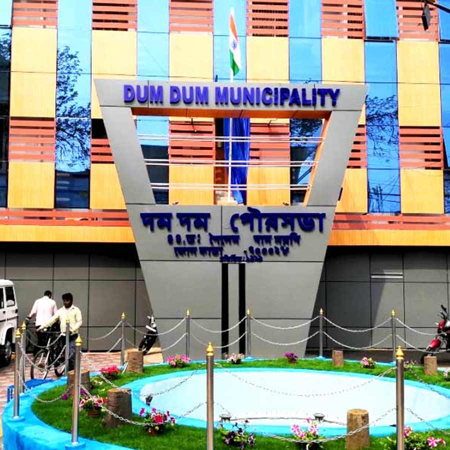 A total of 21 municipal representatives resigned from the North Dumdum Municipality