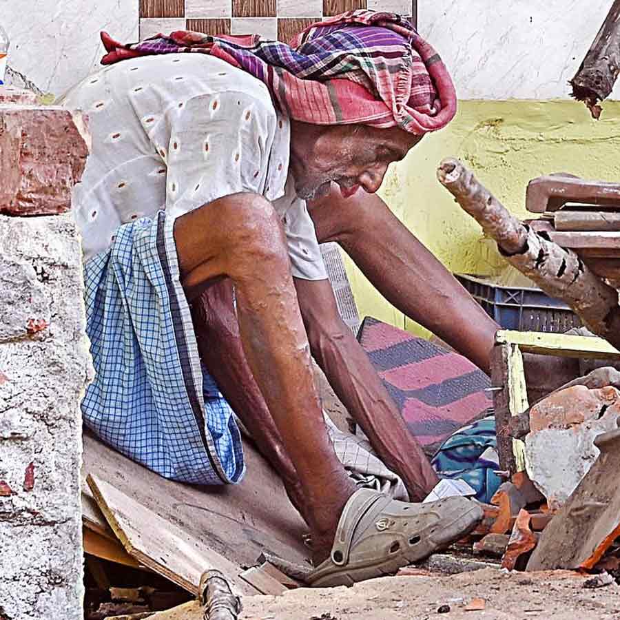 যাদবপুর স্টেশন সংলগ্ন রেলওয়ে সাইডিংয়ে বুলডোজ়ার চালানোয় ভেঙেছে ঘর। সোমবার ধ্বংসস্তূপ হাতড়ে নবতিপর অনিল অধিকারী খোঁজ করছেন ইনহেলারের।
