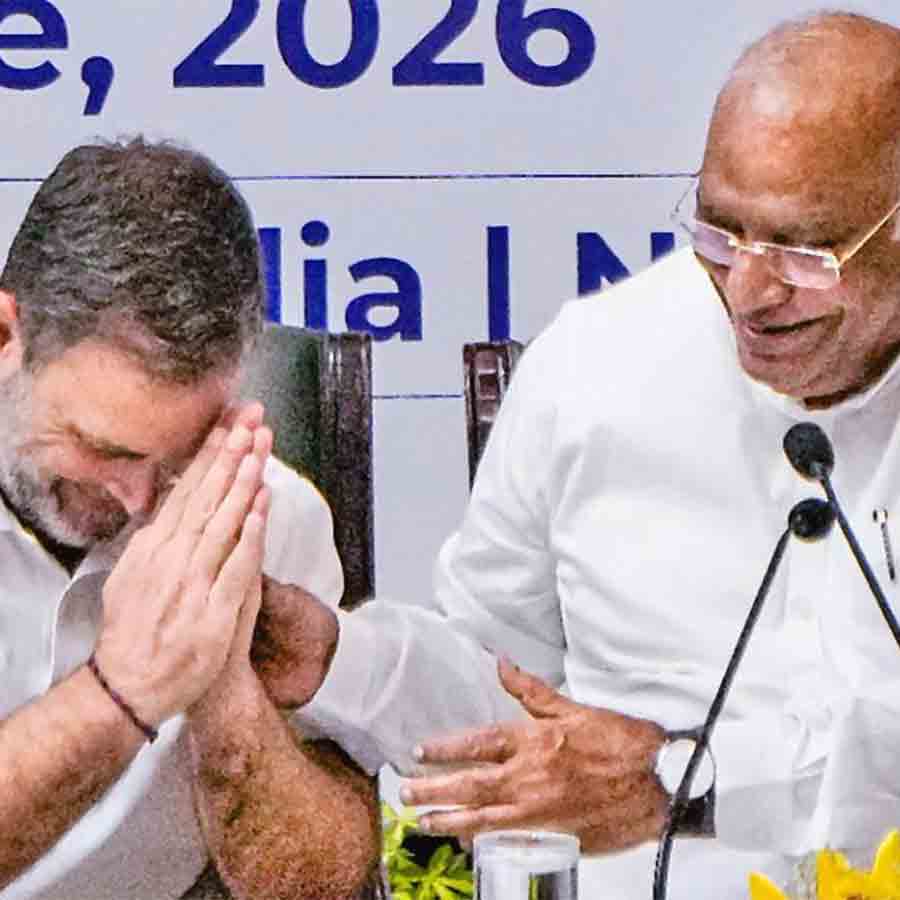 ইন্ডিয়া-র বৈঠকে কংগ্রেস সভাপতি মল্লিকার্জুন খড়্গের সঙ্গে লোকসভার বিরোধী দলনেতা রাহুল গান্ধী। পিটিআই