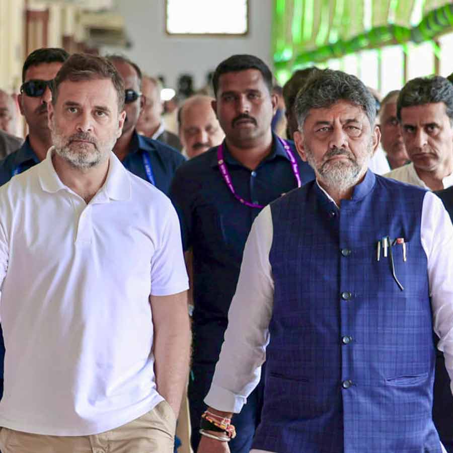 (বাঁ দিকে) লোকসভার বিরোধী দলনেতা রাহুল গান্ধীর সঙ্গে কর্নাটকের মুখ্যমন্ত্রী ডিকে শিবকুমার (ডান দিকে)।