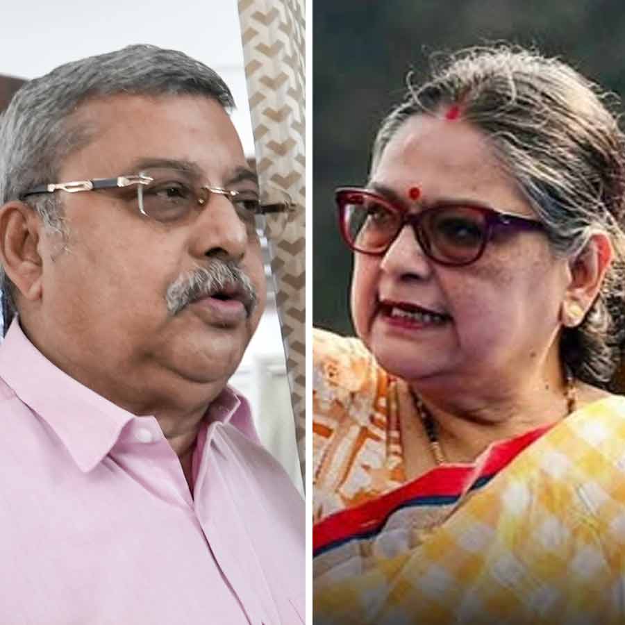 (বাঁ দিকে) কল্যাণ বন্দ্যোপাধ্যায় এবং কাকলি ঘোষ দস্তিদার (ডান দিকে)।