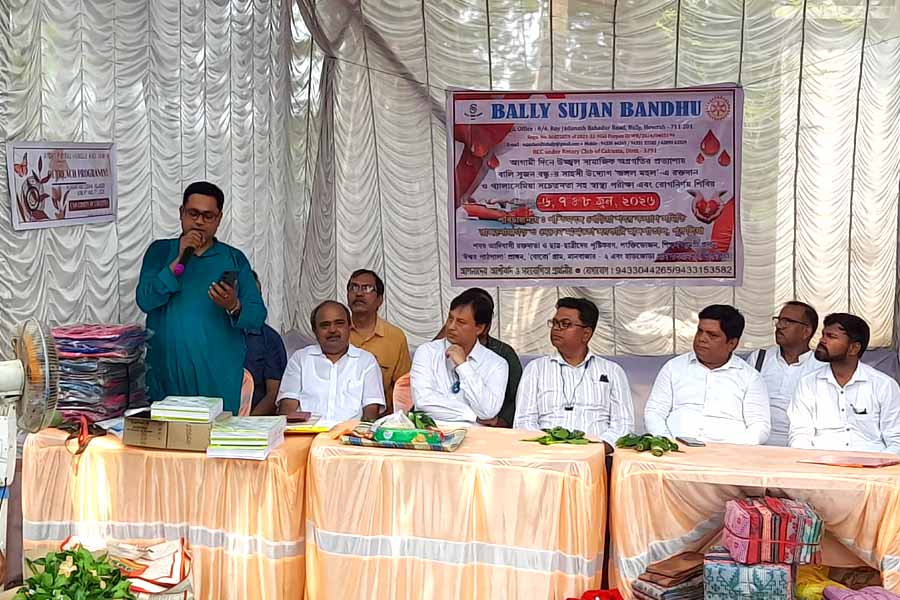কলকাতা বিশ্ববিদ্যালয়ের এবং এক সংস্থার কর্মকর্তারা।