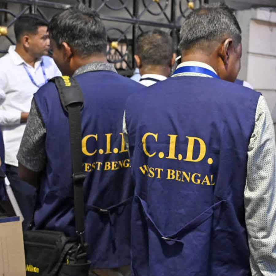 মমতা বন্দ্যোপাধ্যায়ের বাড়ি লাগোয়া তৃণমূলের কার্যালয়ে সিআইডি দল।
