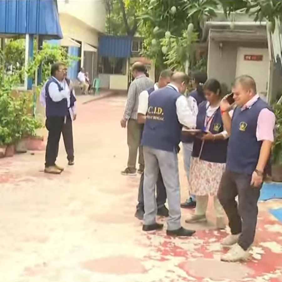 মমতা বন্দ্যোপাধ্যায়ের বাড়ি লাগোয়া তৃণমূলের কার্যালয়ে সিআইডি-র দল।