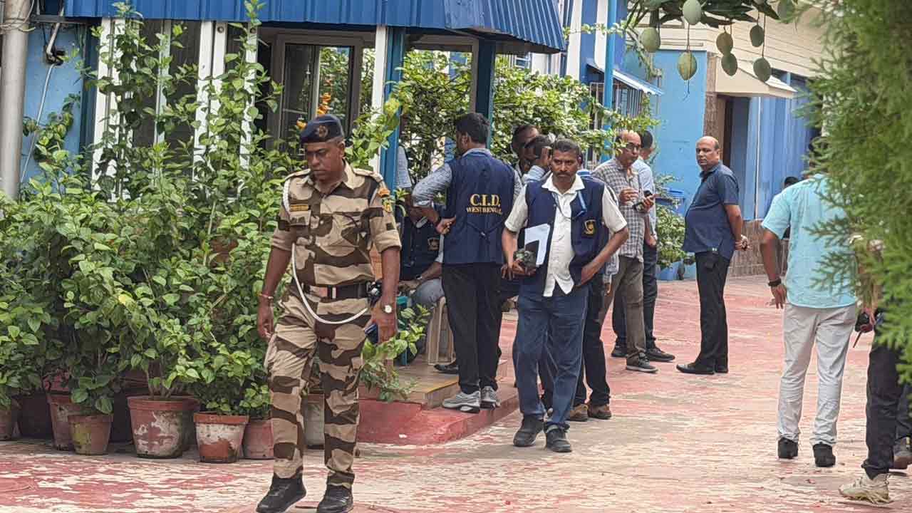 মমতা বন্দ্যোপাধ্যায়ের বাড়ি লাগোয়া তৃণমূলের কার্যালয়ে সিআইডি-র দল।
