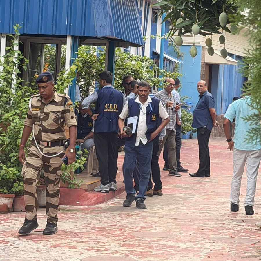 মমতা বন্দ্যোপাধ্যায়ের বাড়ি লাগোয়া তৃণমূলের কার্যালয়ে সিআইডি-র দল।
