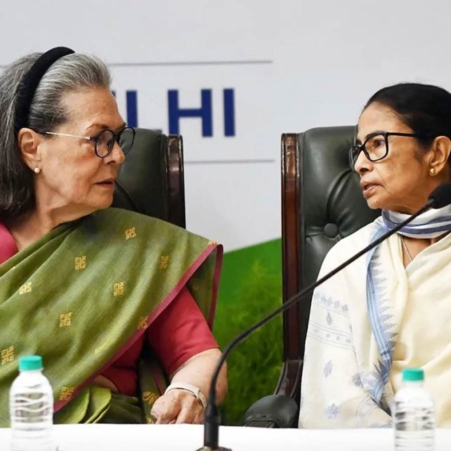 Mamata Banerjee meets Sonia Gandhi amid rebellion in TMC